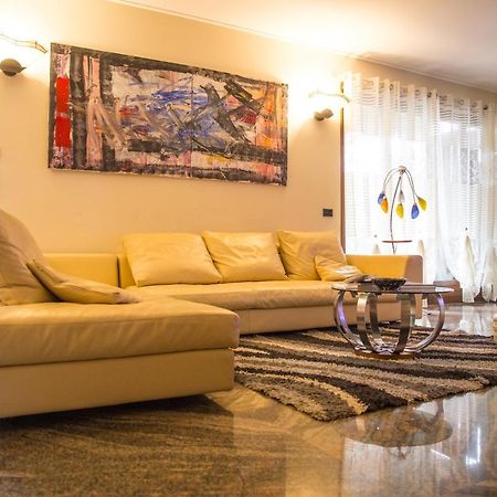 Villa Ivana Desenzano del Garda Bagian luar foto