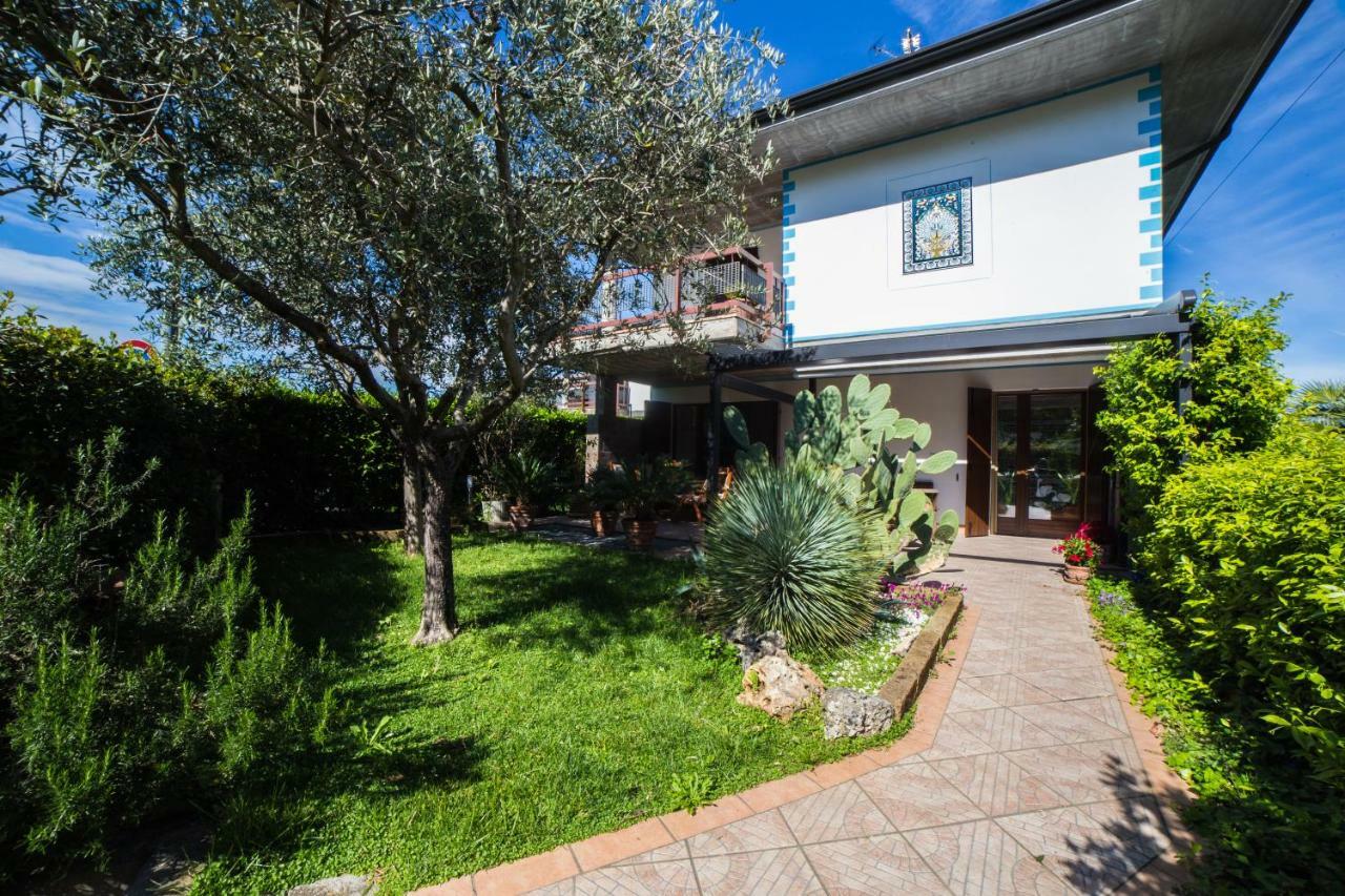 Villa Ivana Desenzano del Garda Bagian luar foto